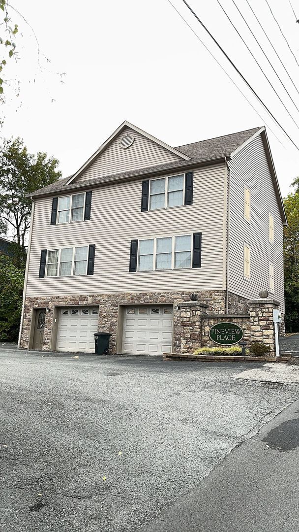 Building Photo - 2 Bedroom, 2.5 Bath Townhome Near Med Cent...