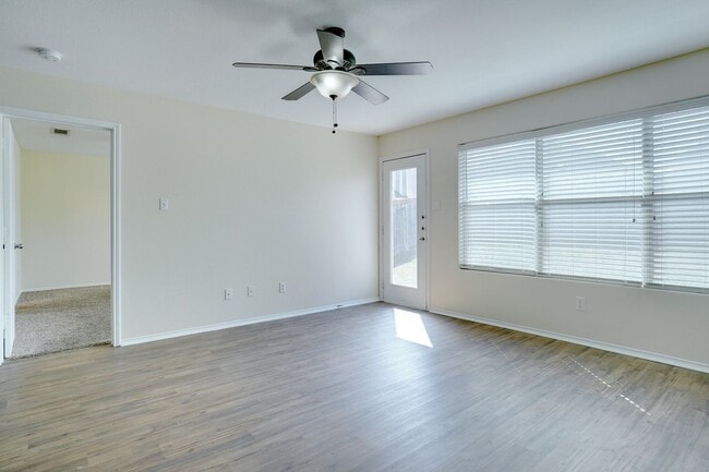 Building Photo - Spacious Duplex Townhome in Quiet Cul-de-Sac | Fresh Paint | 15-Month Lease