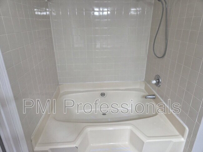 Building Photo - 2426 Bennington Dr