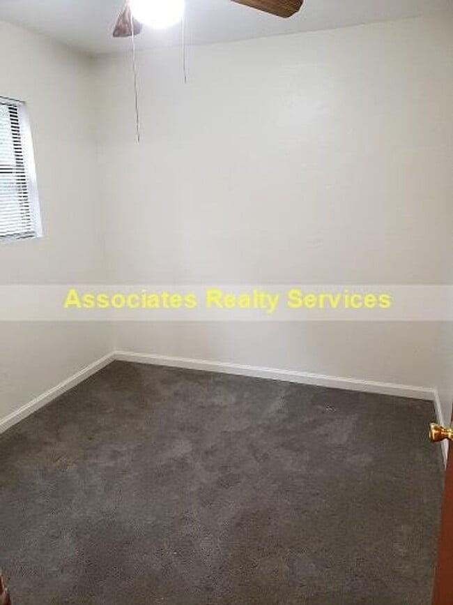 Building Photo - Sublease This Newly Renovated 2 bedroom wi...