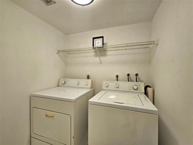Building Photo - 2232 N Cypress Bend Dr