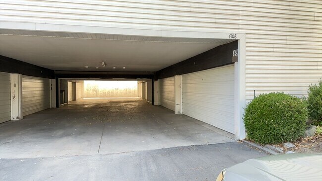 Building Photo - Great 2-Bedroom Condo, Amazing Location!!