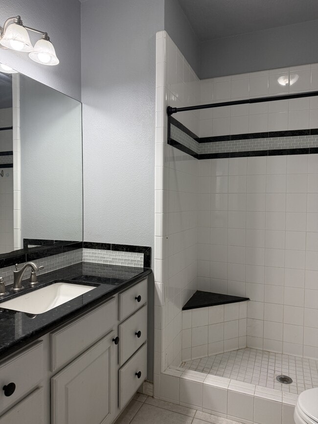 Building Photo - 1425 W Villa Maria Rd