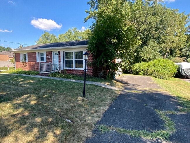 Building Photo - Charming 3Bedroom/2Bathroom Detached Home ...