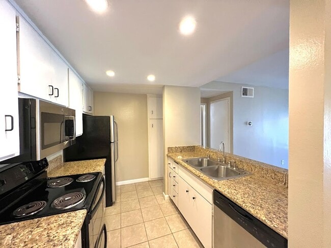 Building Photo - Desirable Mission Plaza Updated 1 Bedroom ...