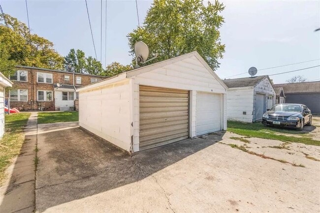 Building Photo - Charming 2 bedroom 1 bathroom townhouse