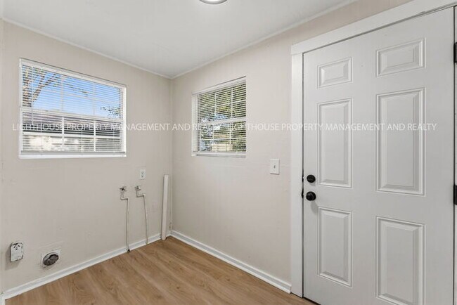 Building Photo - Newly Renovated 3 Bedroom Home With Modern Kitchen