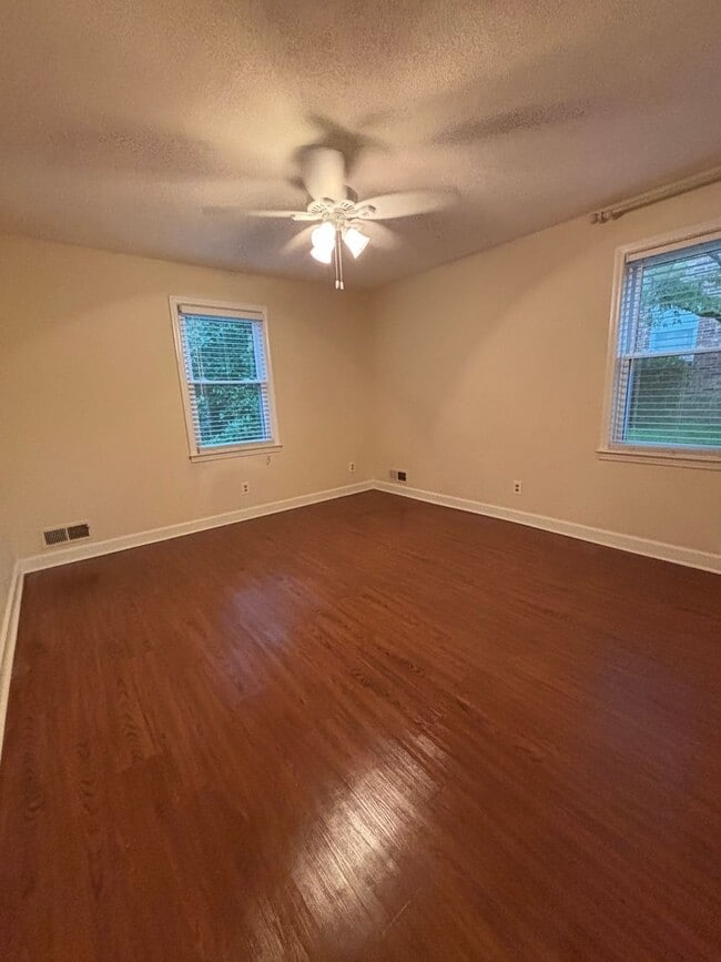 Building Photo - MOVE-IN READY IN FOREST ACRES!