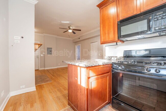 Building Photo - 869 W Cornelia Ave