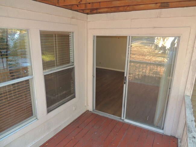 Building Photo - 1018 Wood Creek Dr