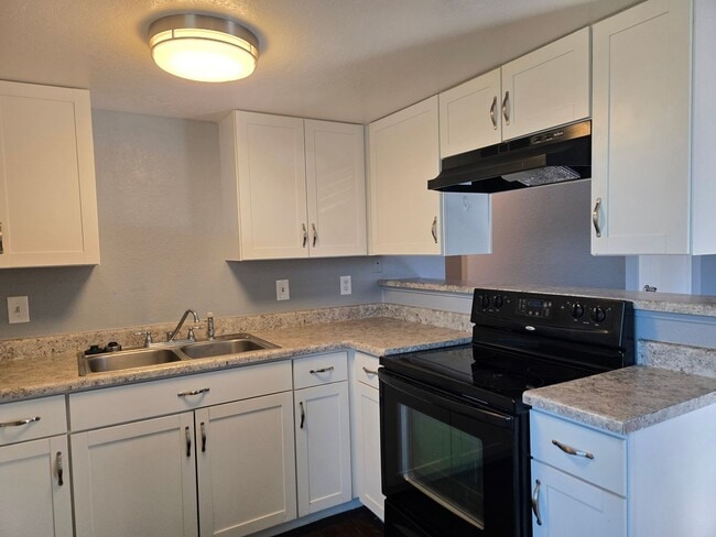 Building Photo - 3 Bedroom Apartment