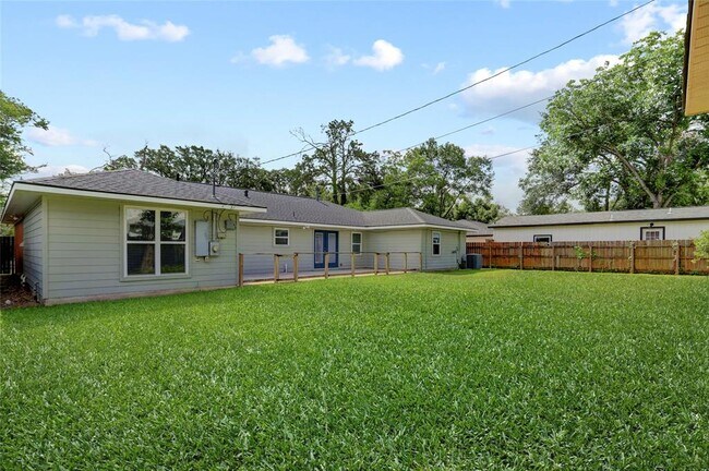 Building Photo - 1643 Crestdale Dr