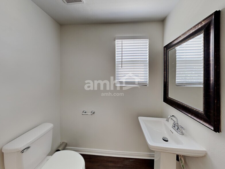 Building Photo - 2075 Ficus Way
