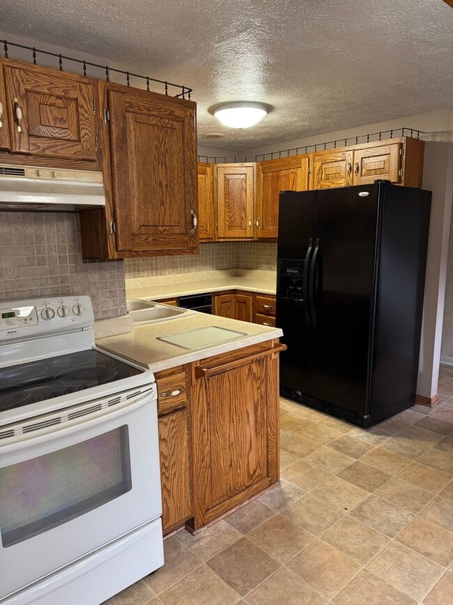 Building Photo - Great 2 Bedroom/2 Bath Duplex Unit For Lease