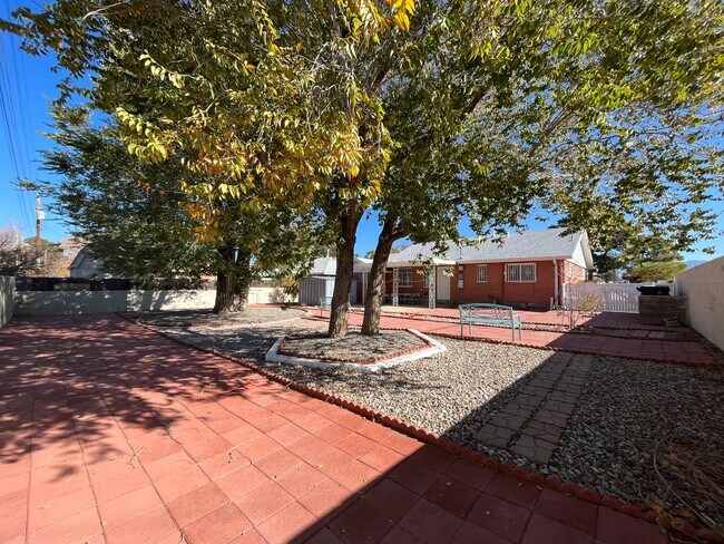 Building Photo - Cute 3 Bedroom 2 Bathroom Home In The NE!