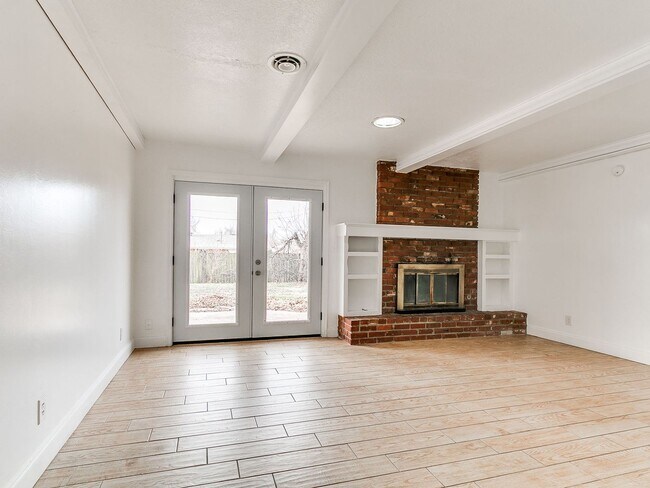 Building Photo - Updated Home + 3 bedrooms + Del City