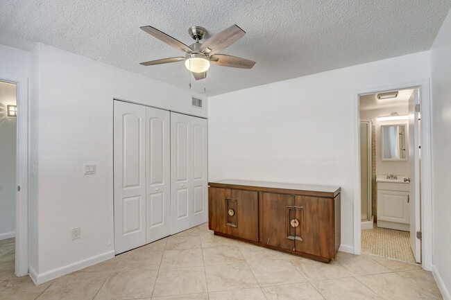 Building Photo - 600 SW 2nd Ave