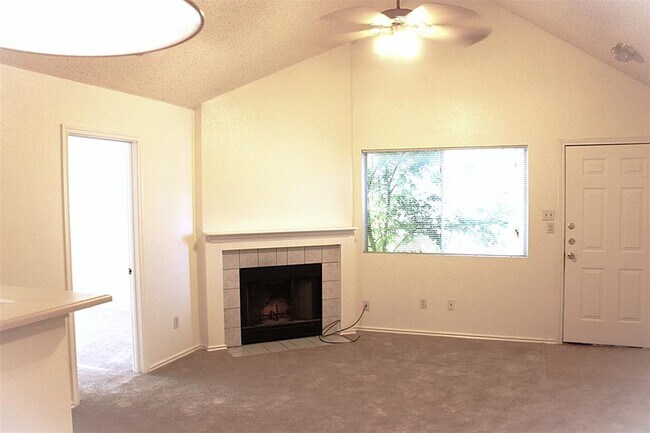 Building Photo - 1008 Disraeli Cir