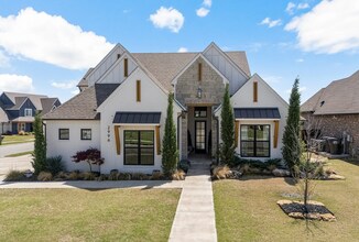 Building Photo - Gorgeous 4 bedroom & 4 Bath Luxury Home in...