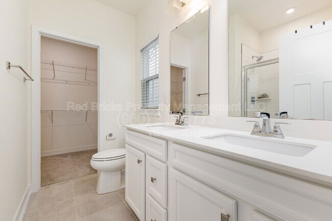 Building Photo - 6122 Cleburne Ct