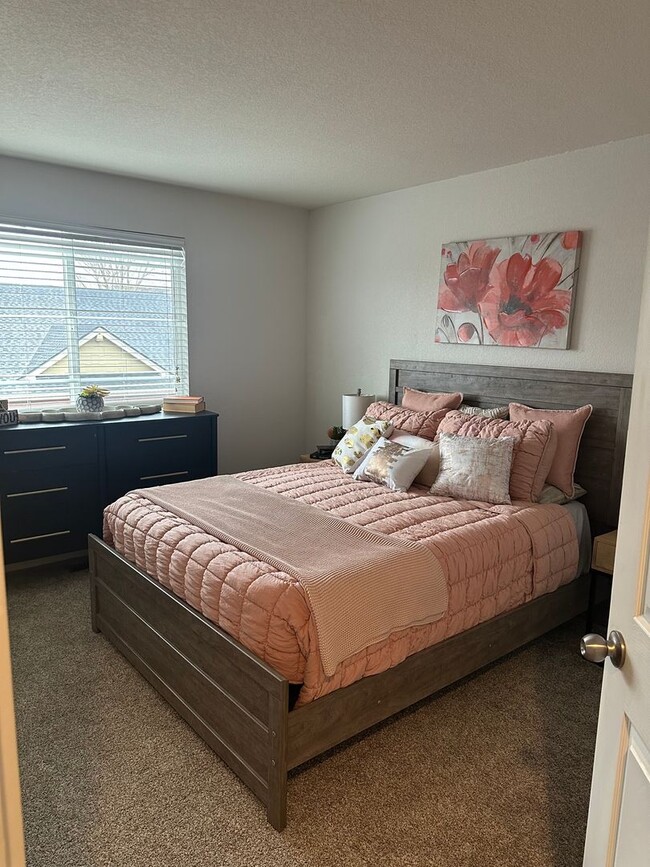 Building Photo - Wolf Ranch Charmer