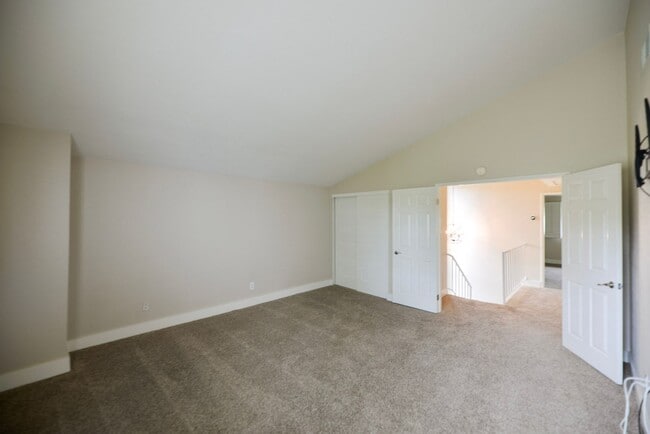 Building Photo - Fully Remodeled unit in the beautiful gate...
