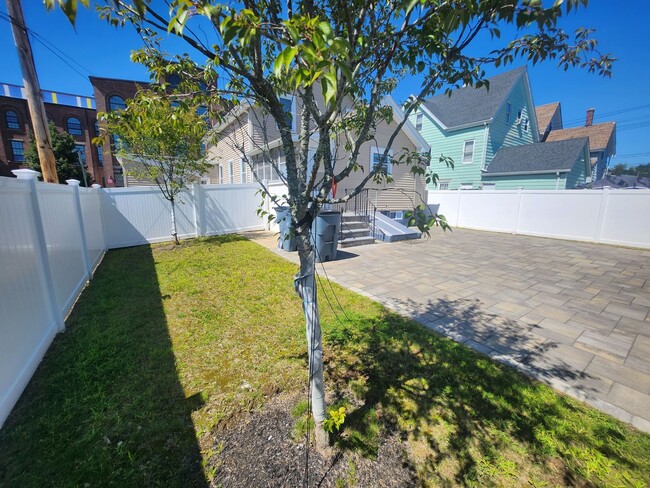 Building Photo - Spacious Single Family Home on Hyde Park A...