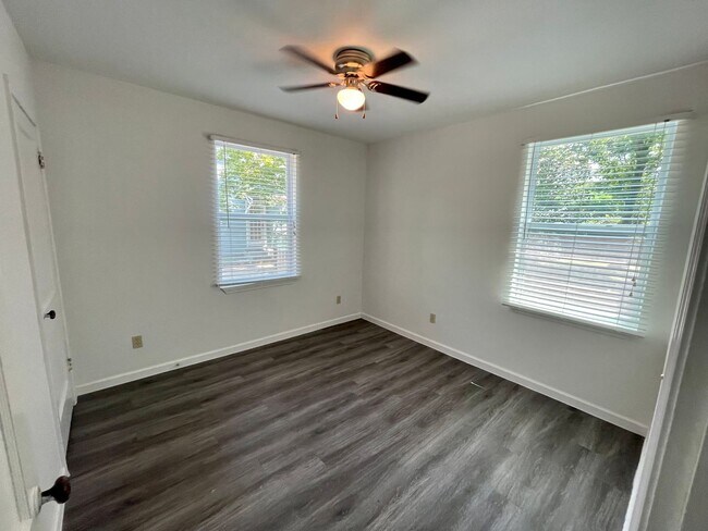 Building Photo - 208 Parkway W