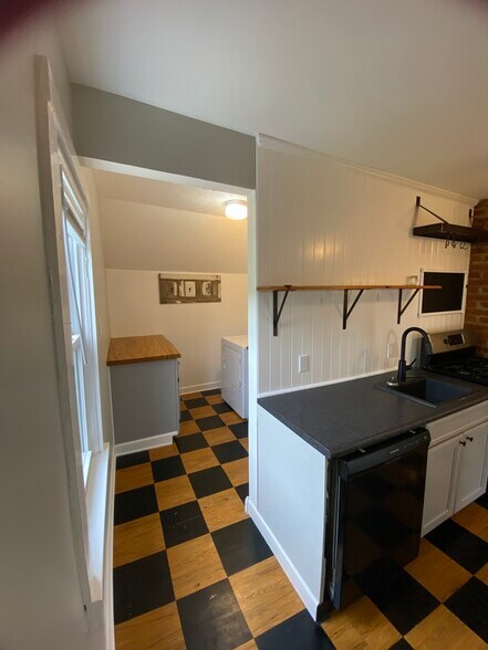 Building Photo - 1832 W 48th St