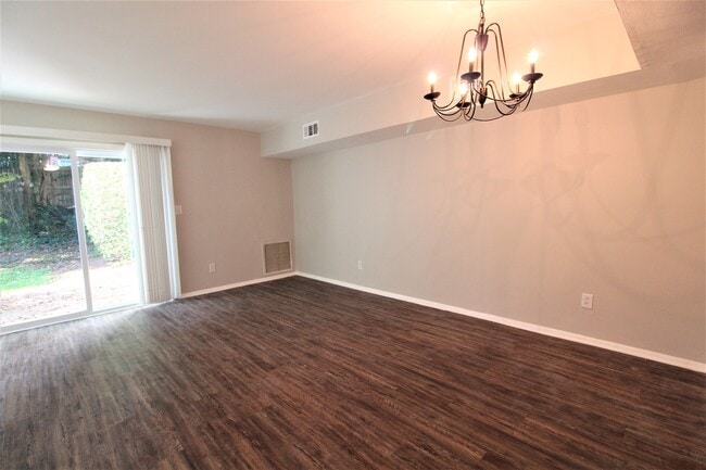 Building Photo - 2 Bedroom Townhome in Cotswold!