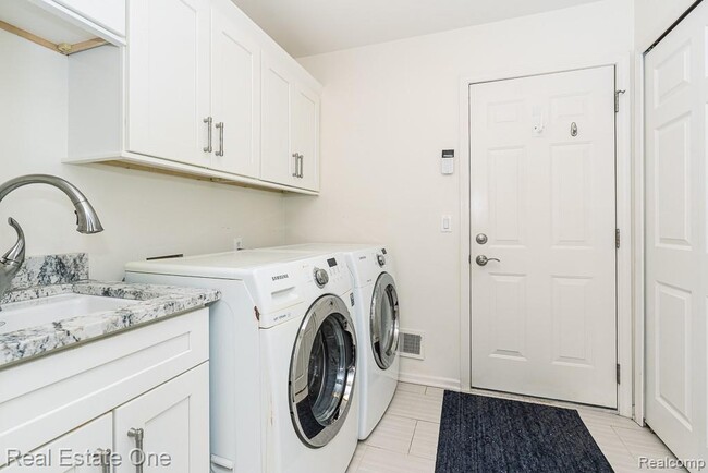 Building Photo - 7086 Danbrooke Ct