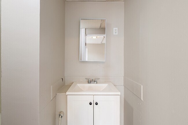 Building Photo - 50 Common St