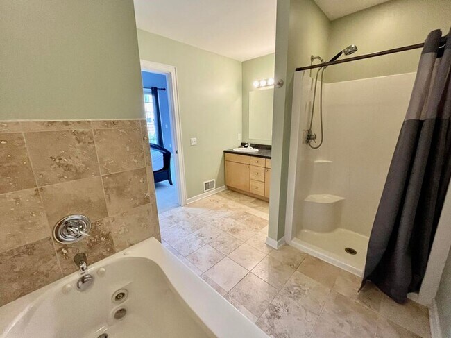 Building Photo - 3-bedroom, 2.5 bathroom partially furnished home in Saint Joseph