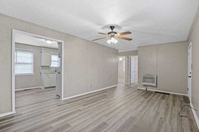 Building Photo - QUAINT 2 Bed, 1 Bath Home in Blue Ridge!!