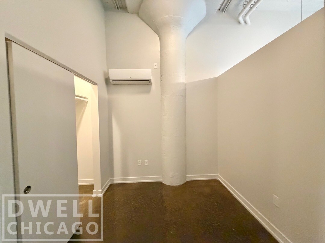 Building Photo - 700 N La Salle Dr