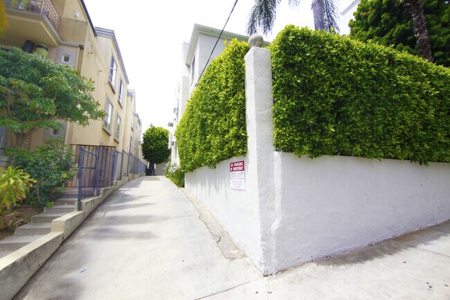 Building Photo - 1123-1127 Larrabee St