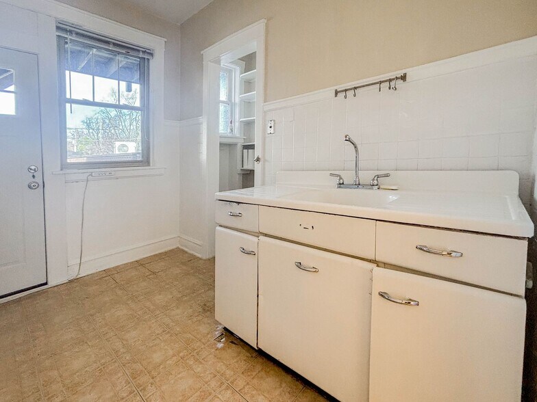 Building Photo - 3821 N Lawndale Ave