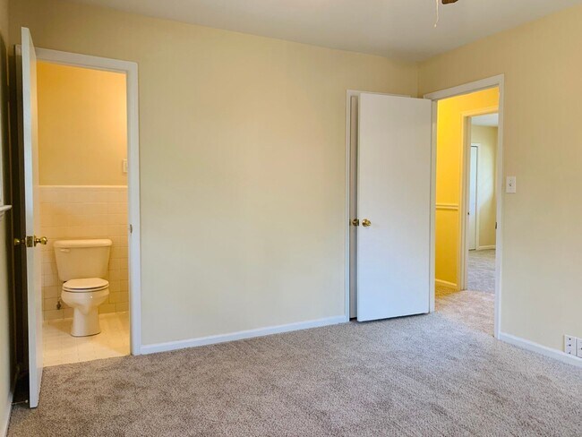 Building Photo - Wow, great location, newly renovated, 4 beds/2 bath, private fenced yard, sun room/office, must see!