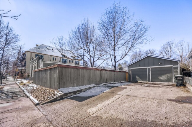 Building Photo - LOCATION LOCATION!! Beautiful 2-bed 1-bath duplex located in the highly desirable West Highlands ...