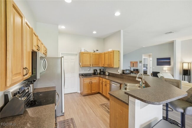 Building Photo - 940 Belmont St E