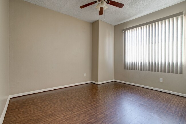 Building Photo - Wonderful Townhome centrally located.  Kit...