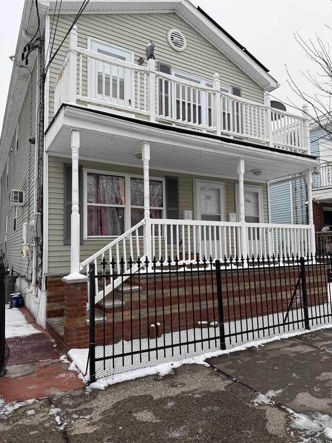 Building Photo - 360 Whiton St