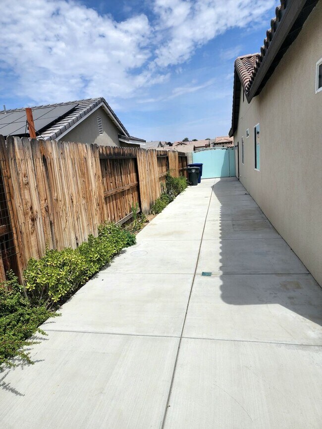 Building Photo - NE Bakersfield 4 bed 2 bath home with sola...