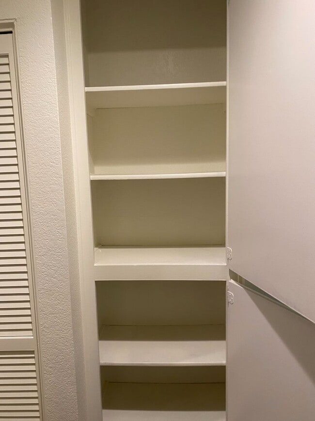 Building Photo - Awesome Townhouse in El Segundo w/Laundry in Unit, Garage and Pool