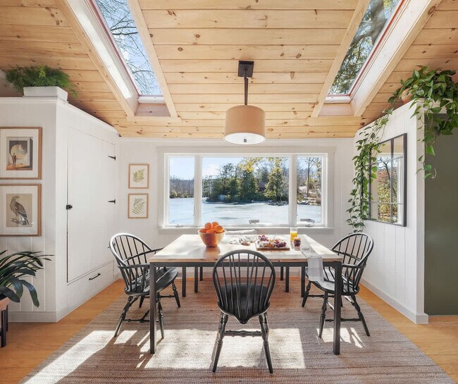 Building Photo - 2046 Lakeside Dr W