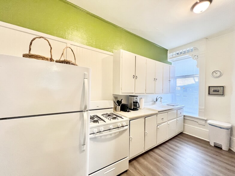 Building Photo - 420 N Jackson St