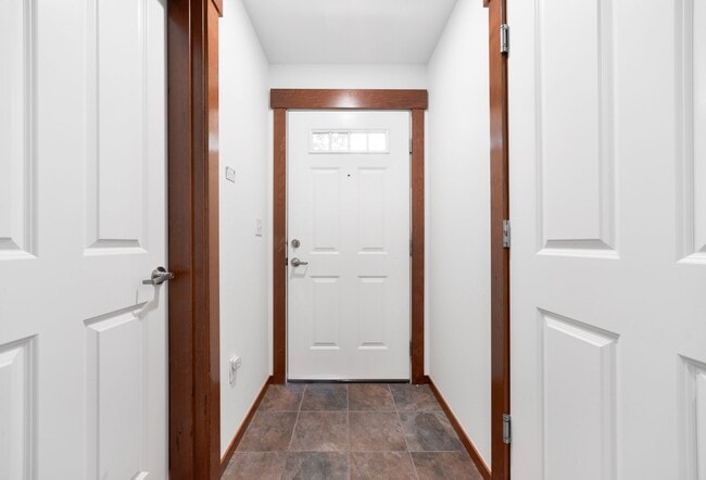 Building Photo - Nice 3 beds / 3.5 baths Townhouse in Green...