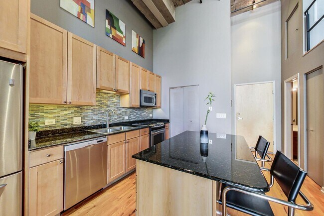 Building Photo - 758 N Larrabee St