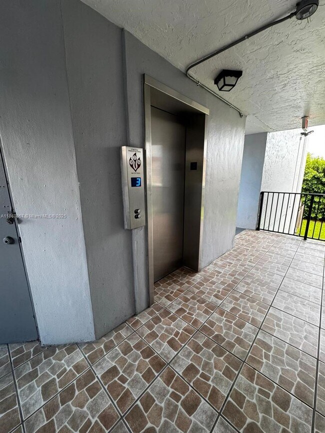 Building Photo - 13870 SW 62nd St