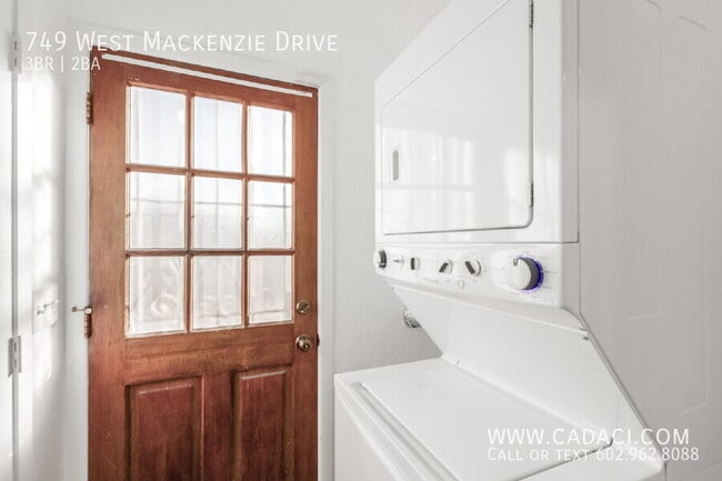 Building Photo - 749 W MacKenzie Dr
